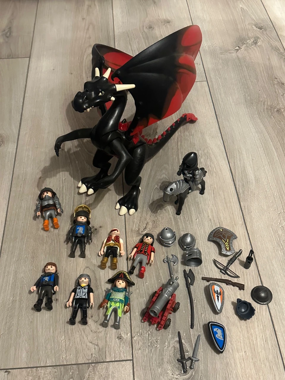 Lot Playmobil Dragon noir géant + chevalier à cheval, 7 personnages, accessoires